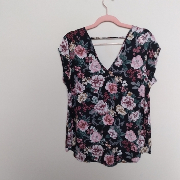 Halogen Short Cap Sleeve V Neck Floral Keyhole Back Blouse Size Medium - Picture 2 of 7